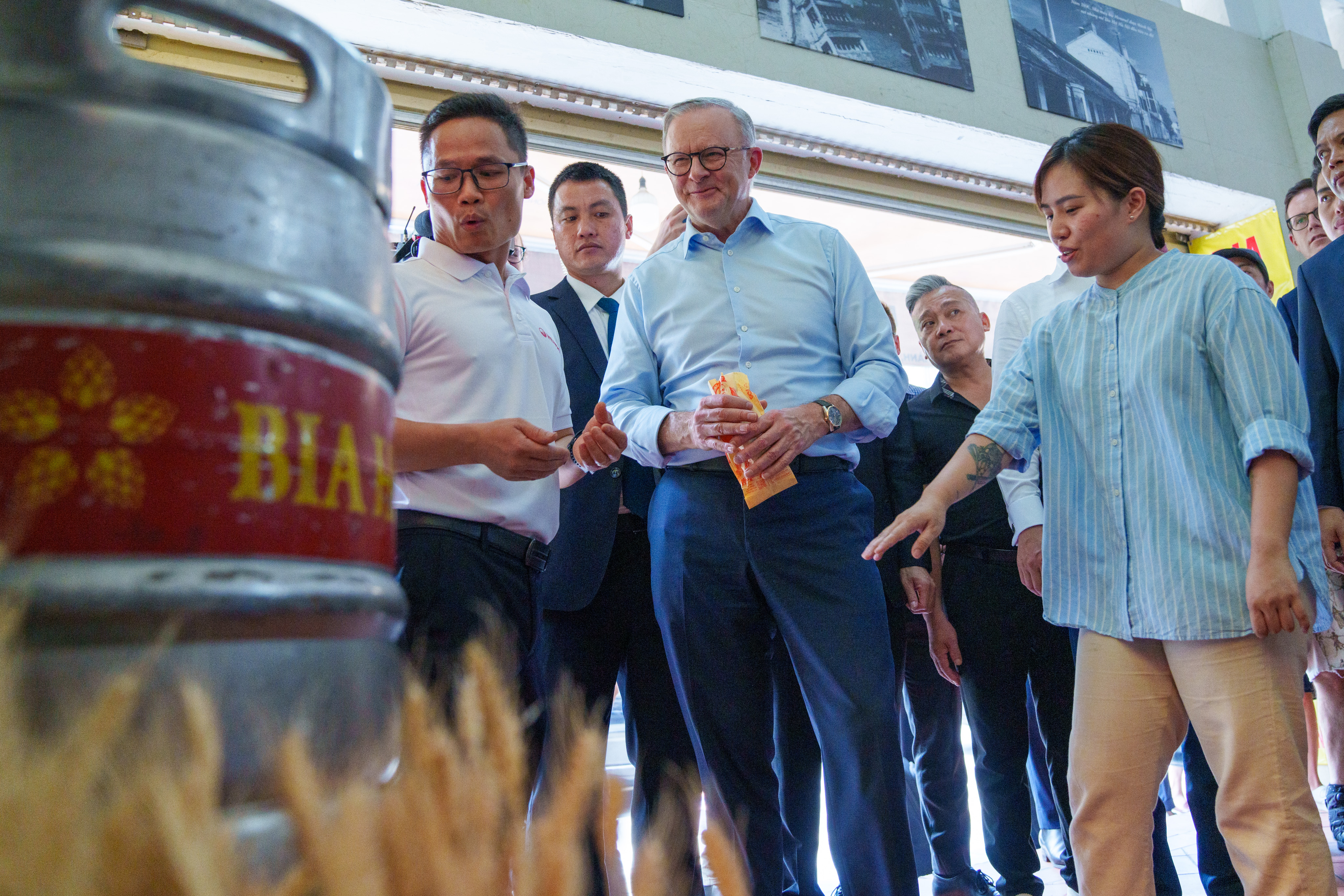 Thủ tướng Australia Anthony Albanese thưởng thức bia hơi và bánh mì trên đường phố Hà Nội